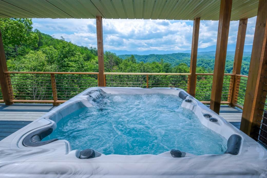 Couples’ cabin with private hot tub and panoramic mountain views