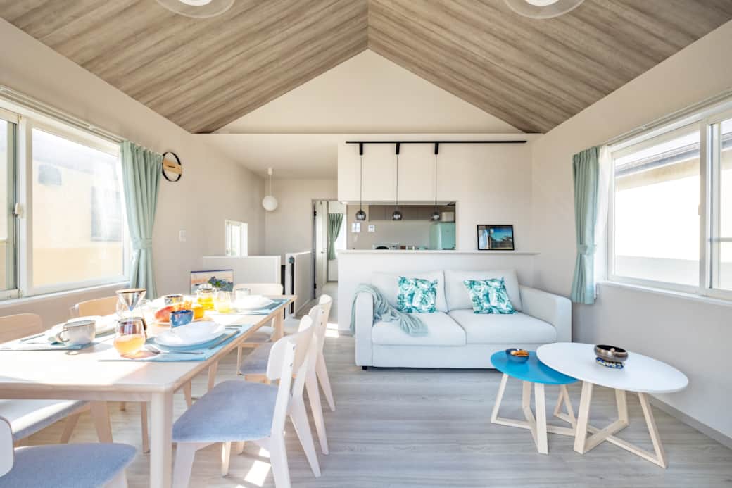 Open plan breakfast lounge space