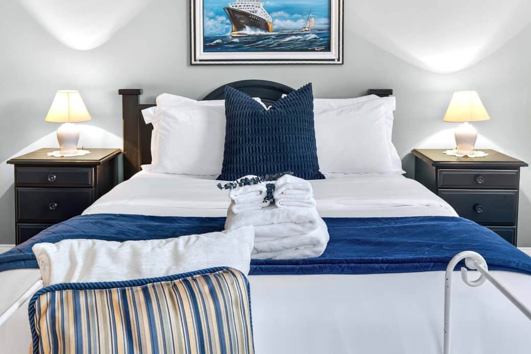 Bedroom 2 (Queen bed)