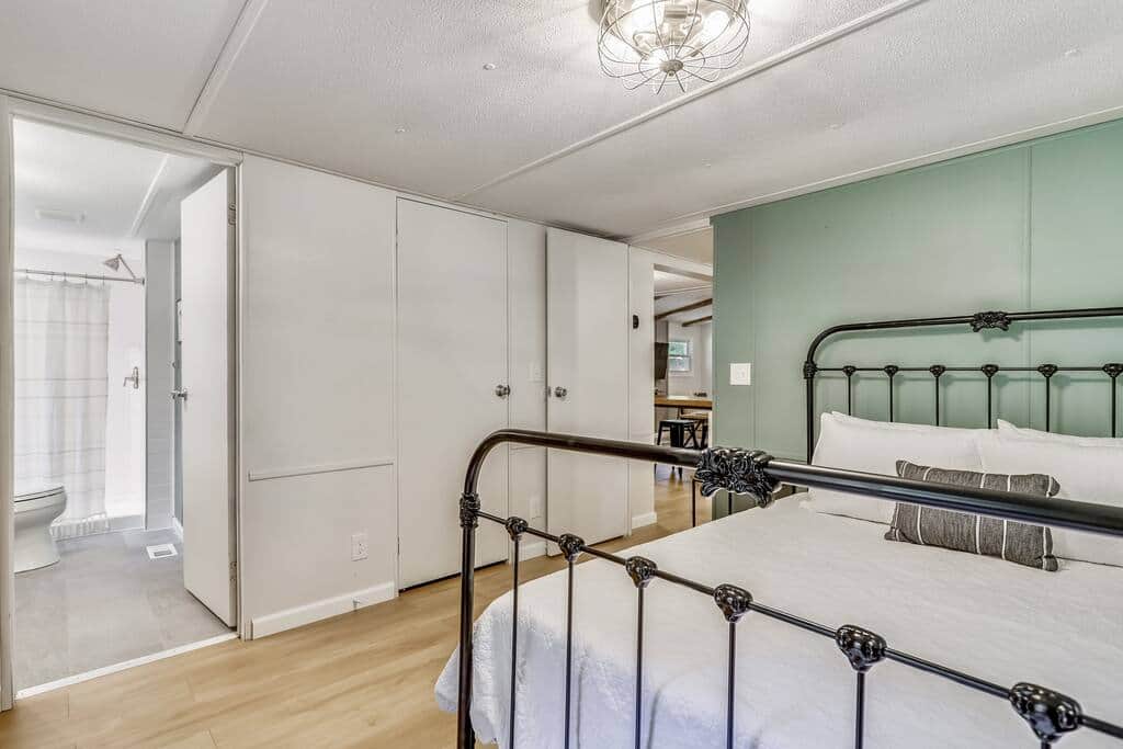 Master bedroom with en-suite bathroom (queen)
