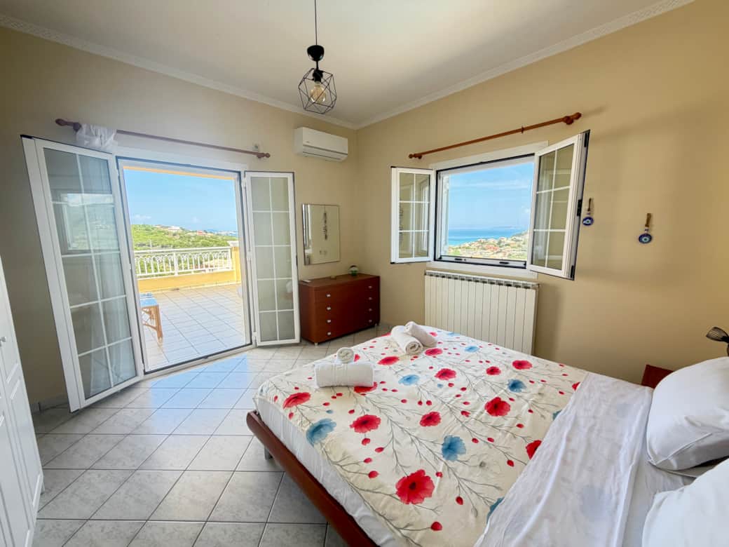 Upstairs room with terrasse and seaview