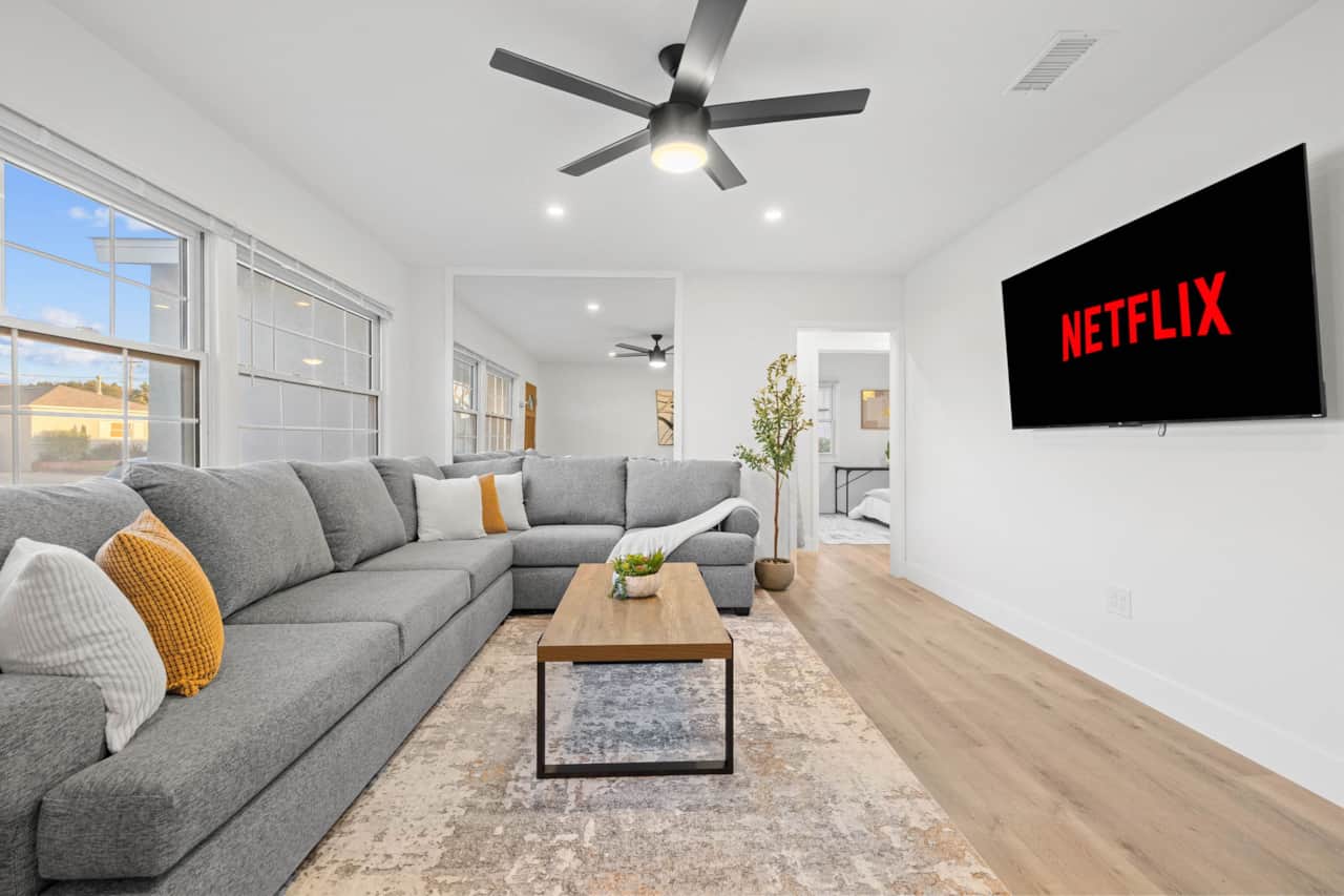 Huge Living Area Next To Main Entrance
