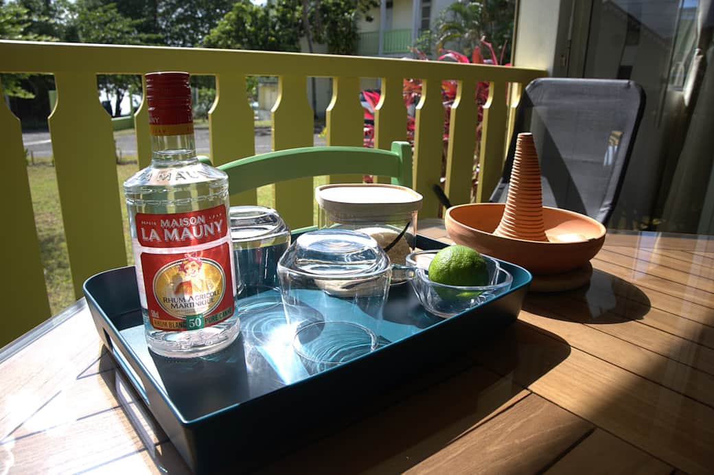 L'apéro TI PUNCH sur la terrasse face à la mer. A consommer avec modération 