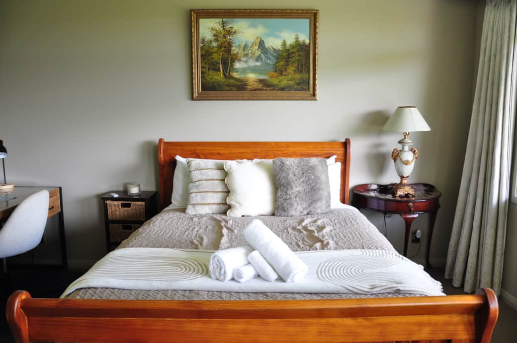 Main bedroom - bed close-up and decoration