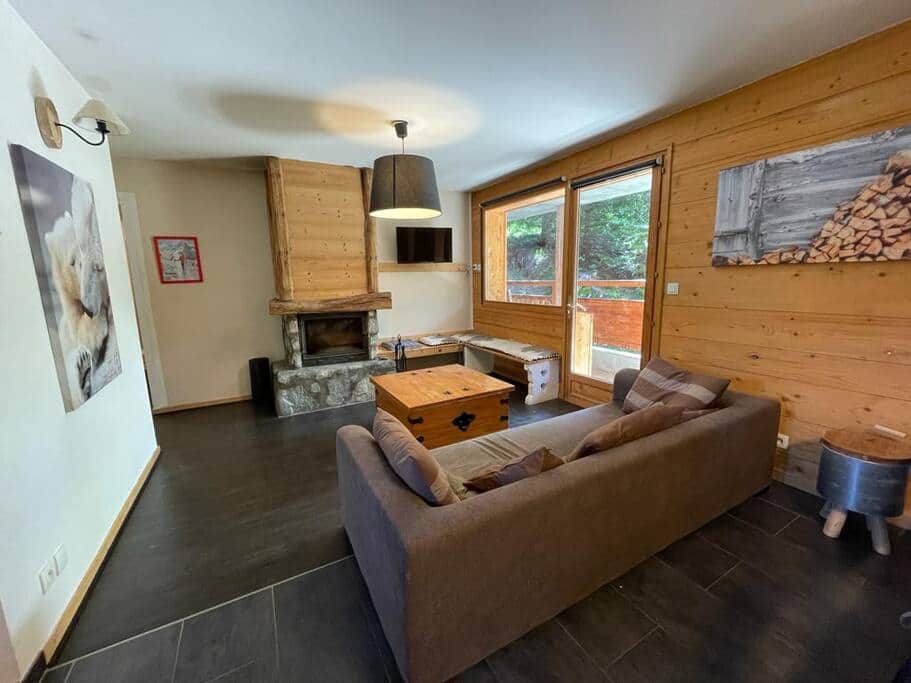 Salon avec cheminée de l'appartement Chantelouve