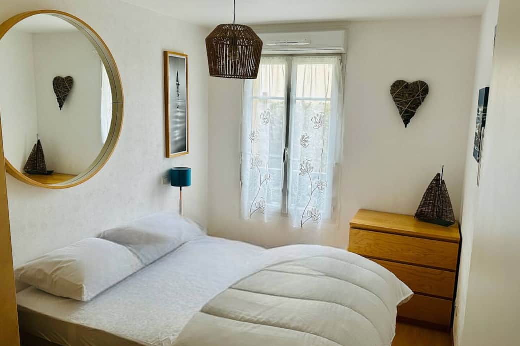 Chambre lit 140X190cm avec armoire et commode Chambre lit 140X190cm avec armoire et commode