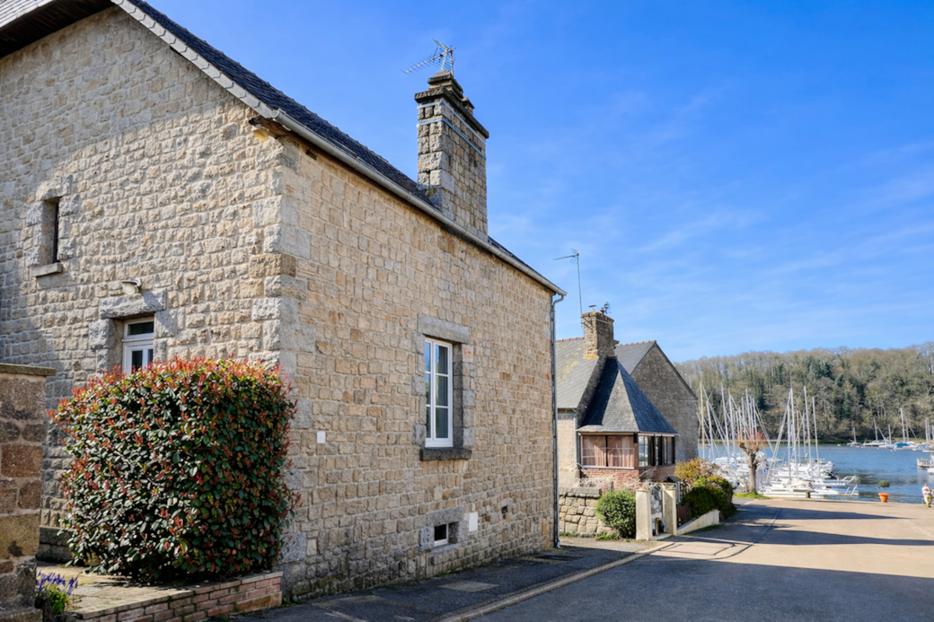 Traditional Breton stone house in Lyvet – La Maison Rose holiday rental near Dinan, Brittany
