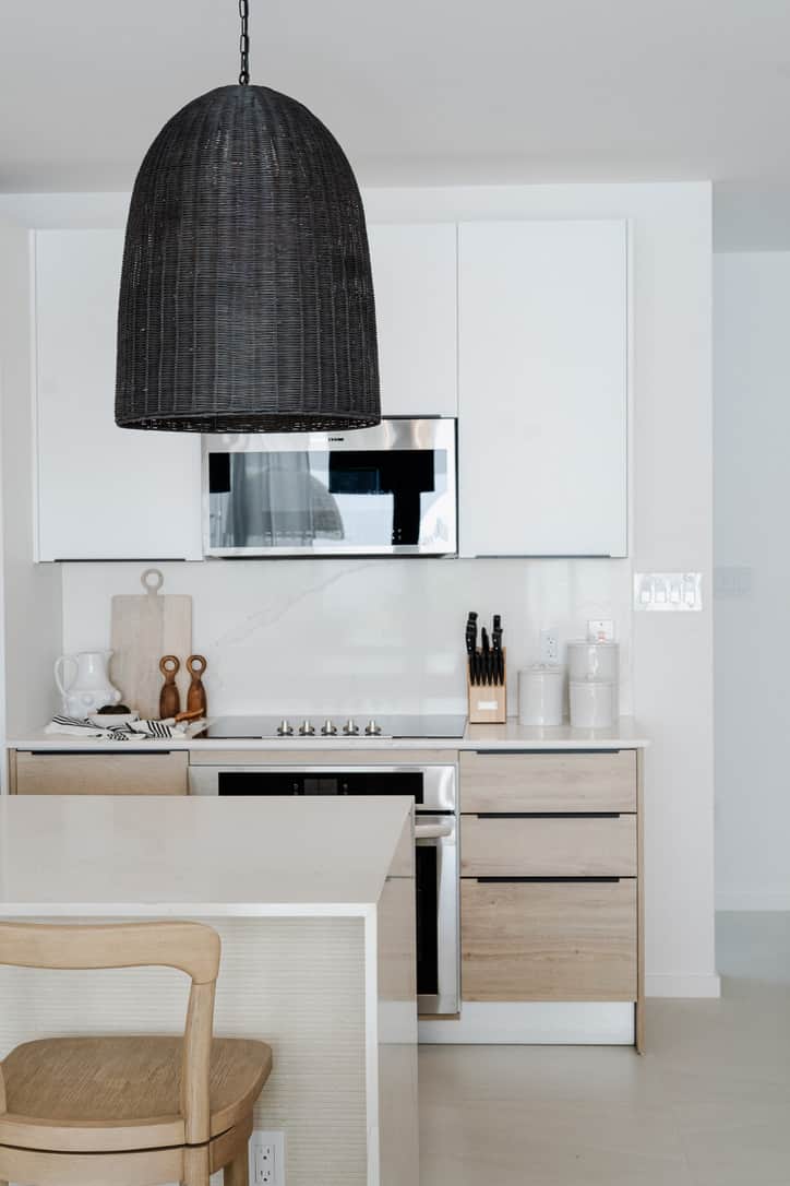 Fully equipped modern kitchen with island, ideal for cooking and entertaining. Fully equipped modern kitchen with island, ideal for cooking and entertaining.