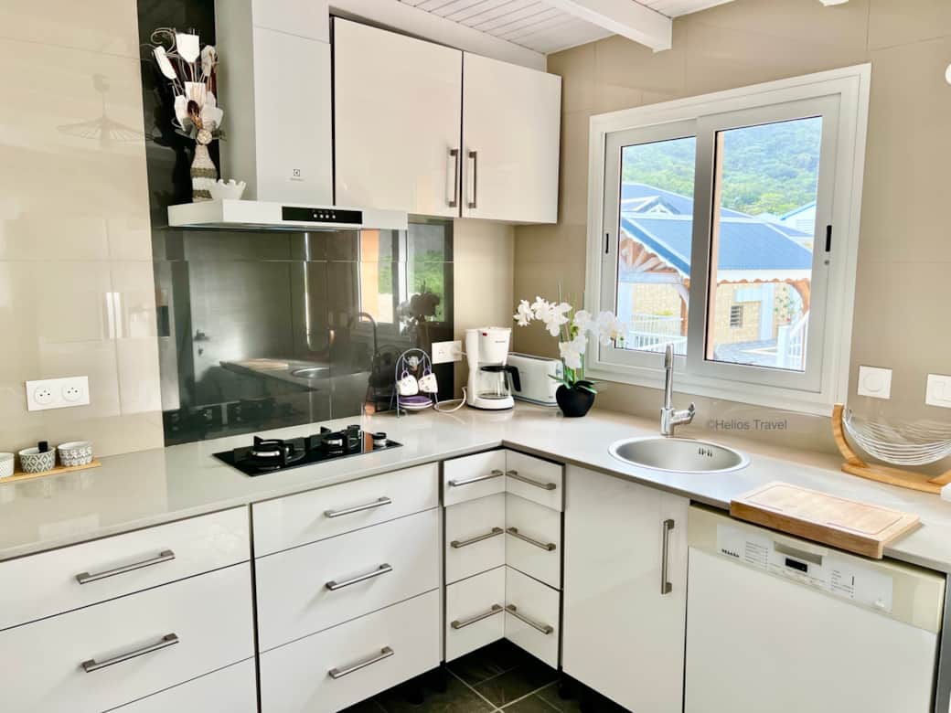 The fully equipped kitchen