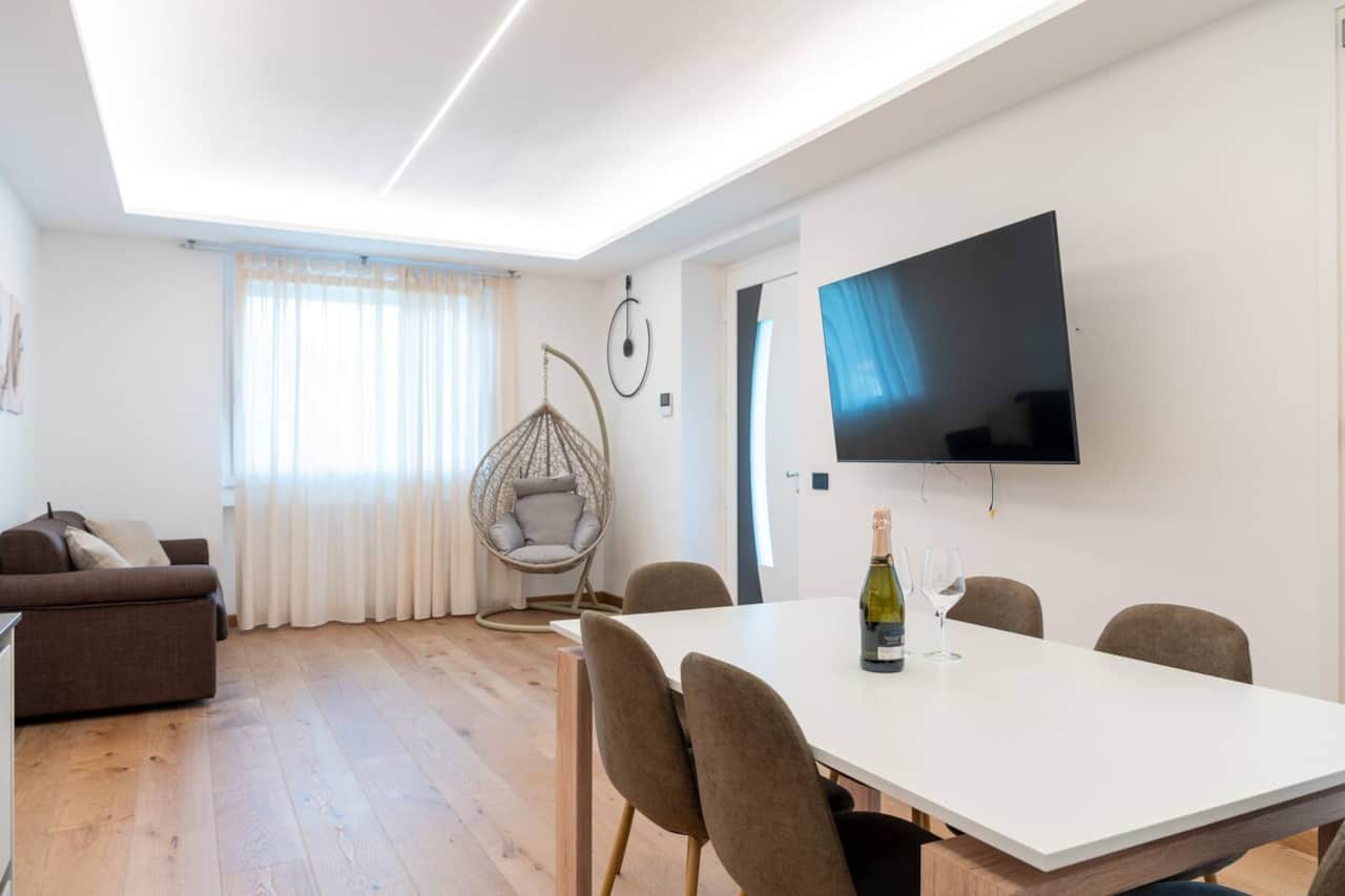 Soggiorno spazioso e super moderno con divano letto, amaca, grande TV. 
Tavolo da pranzo e cucina open space.