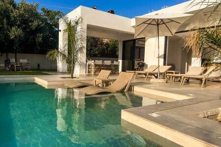 Swimming pool with in-water loungers Swimming pool with in-water loungers
