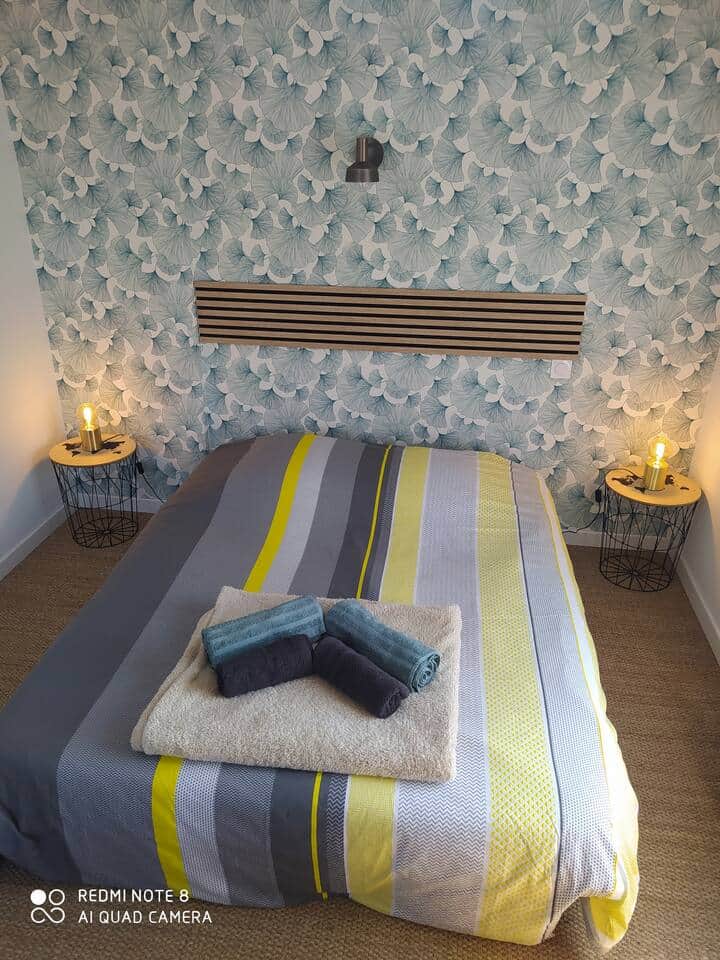 Un lit de 160 x 190 cm, 1 armoire de rangement et 2 chevets Un lit de 160 x 190 cm, 1 armoire de rangement et 2 chevets