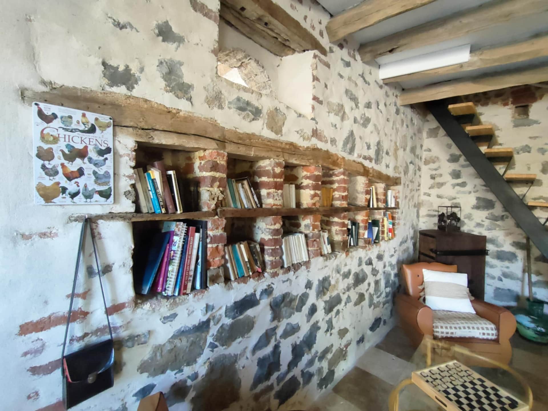 ANCIEN NICHOIR A POULE TRANSFORMER EN BIBLIOTHEQUE