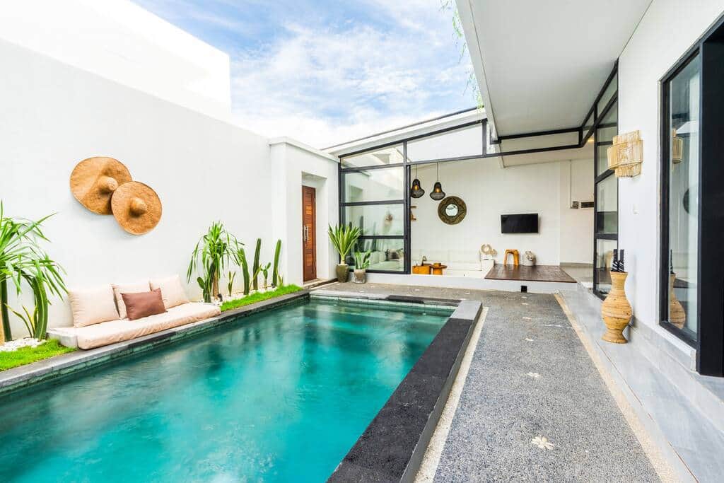 Sunny ambiance during the day in our beautiful modern white villa