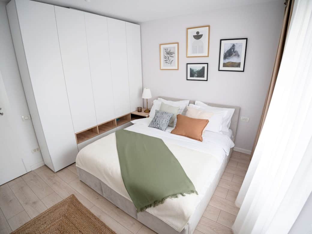 160 cm bed with premium sheets and towels