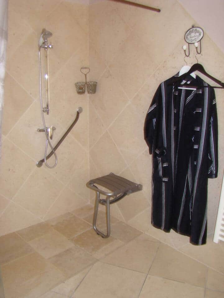 Douche accessible au PMR Douche accessible au PMR