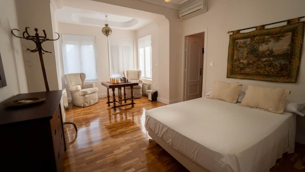 Vista panoramica con sala de estar y al fondo  habiatcion doble y cama  supletoria