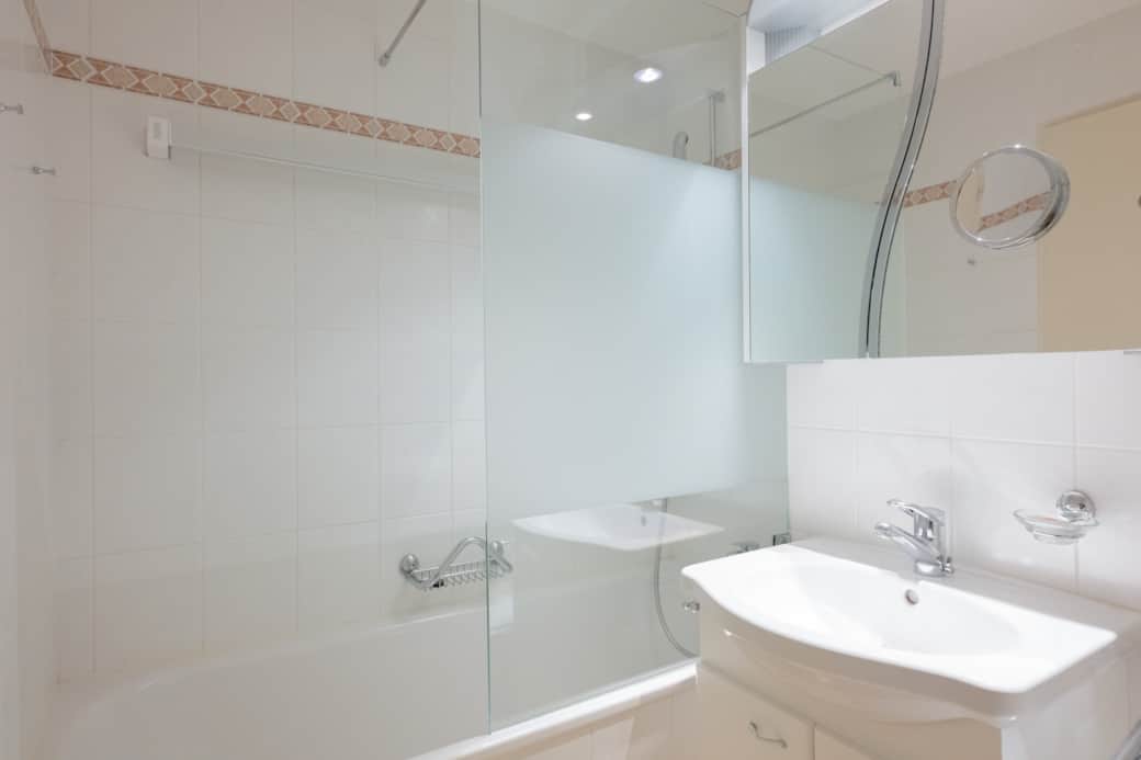 Badezimmer mit Badewanne Badezimmer mit Badewanne