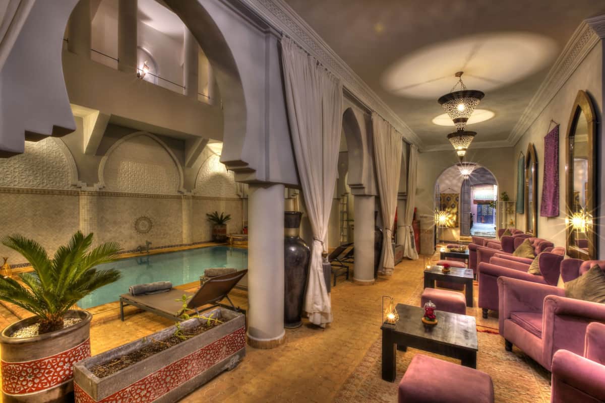 Le salon du Riad Shemsi et sa cheminée ouverte