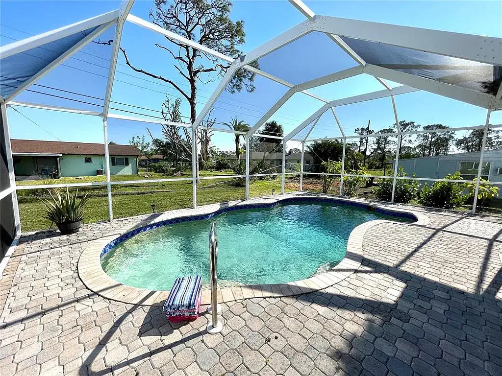 Screened-in Pool Screened-in Pool