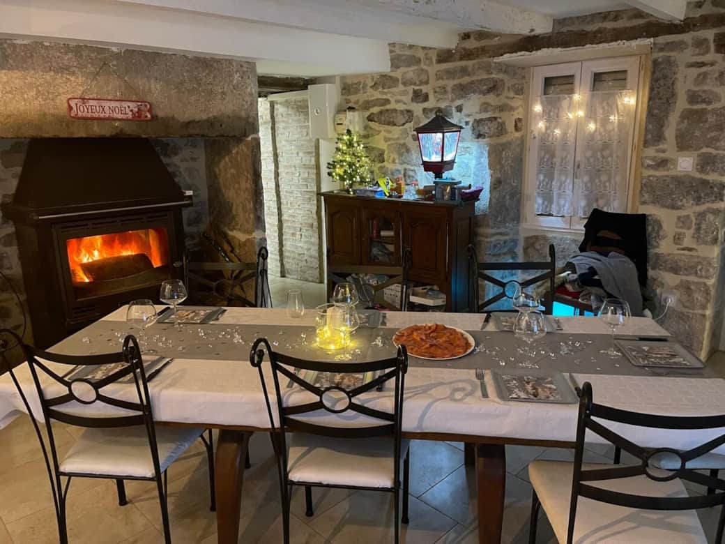 Salle à manger chaleureuse avec cheminée, gîte familial à Rignac Salle à manger chaleureuse avec cheminée, gîte familial à Rignac