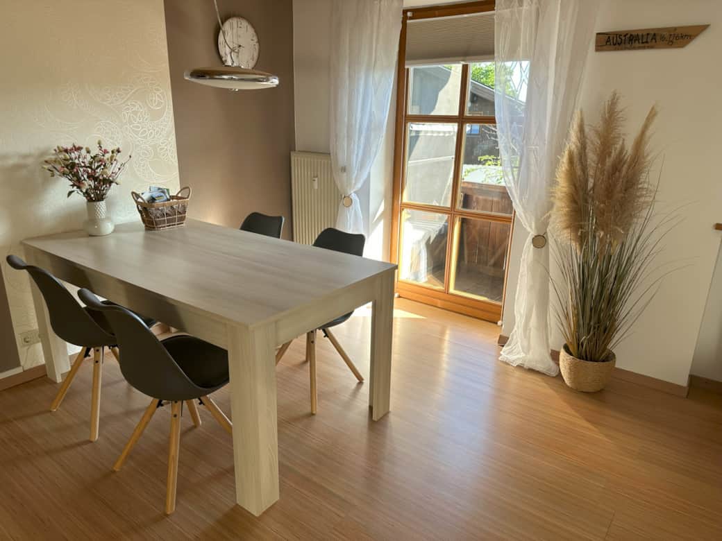 Wohnzimmer, Essbereich 5 Stühle vorhanden, Balkon mit Fliegenschutztür, Verdunklungsrollos