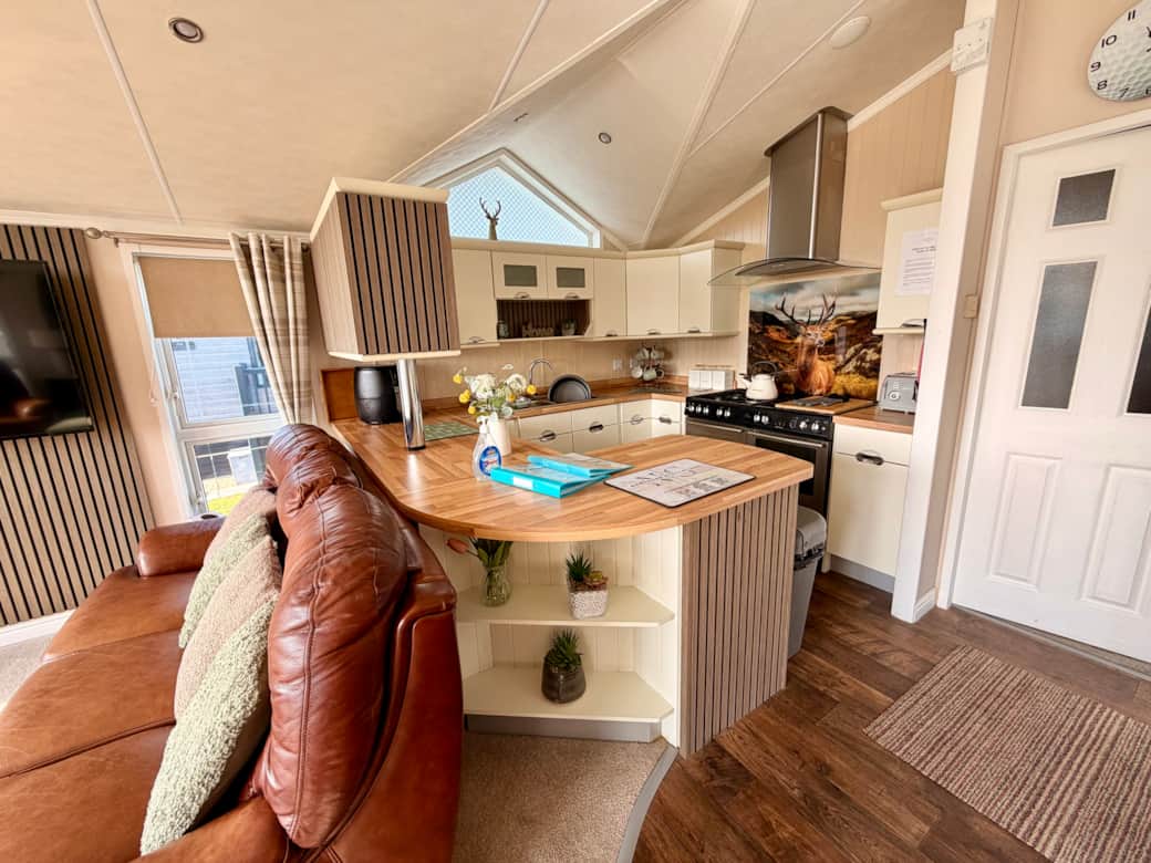 Fully Equipped Kitchen with oven, airfryer, toaster, microwave, kettle and more