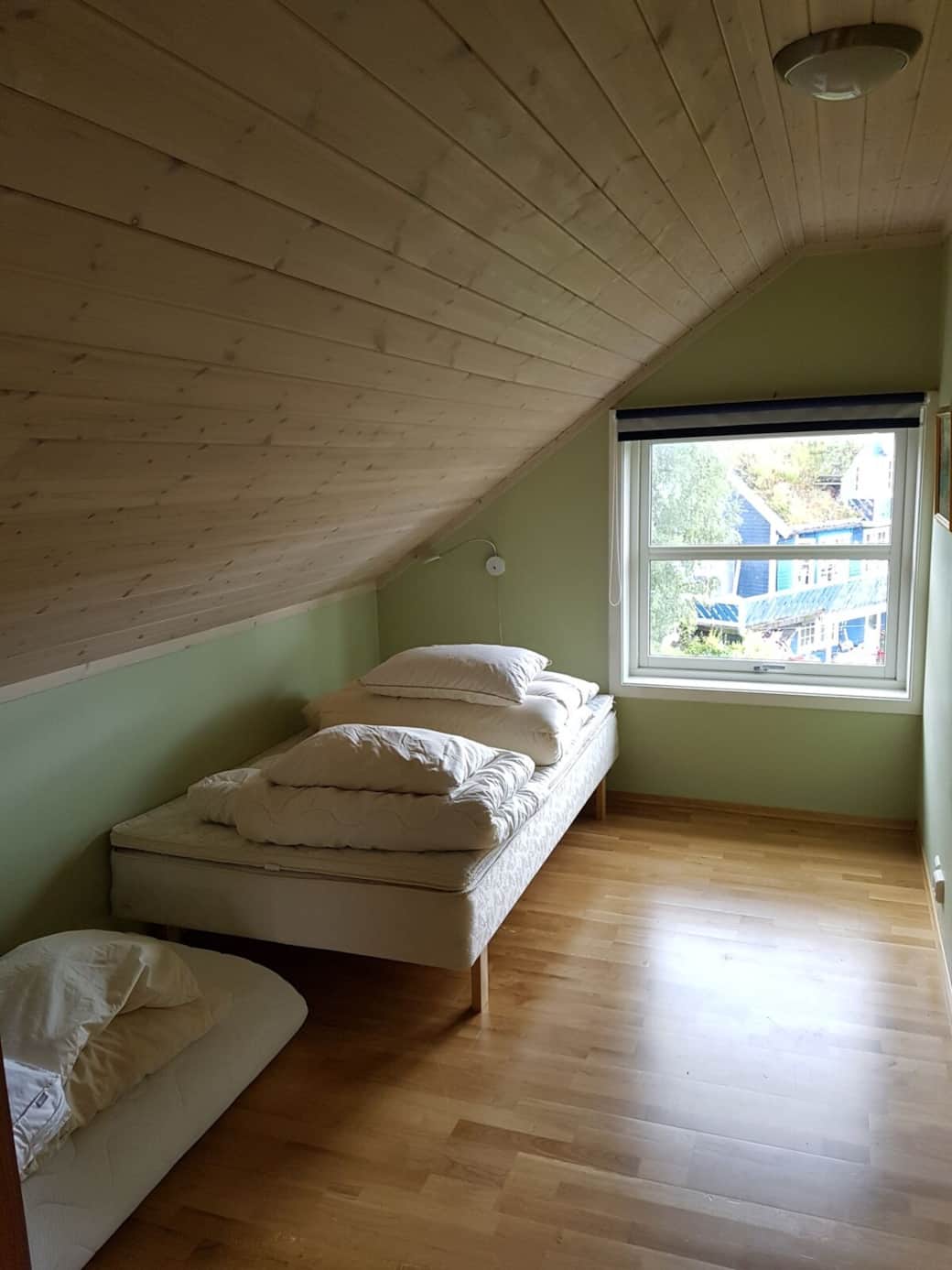 Singlebed upstairs