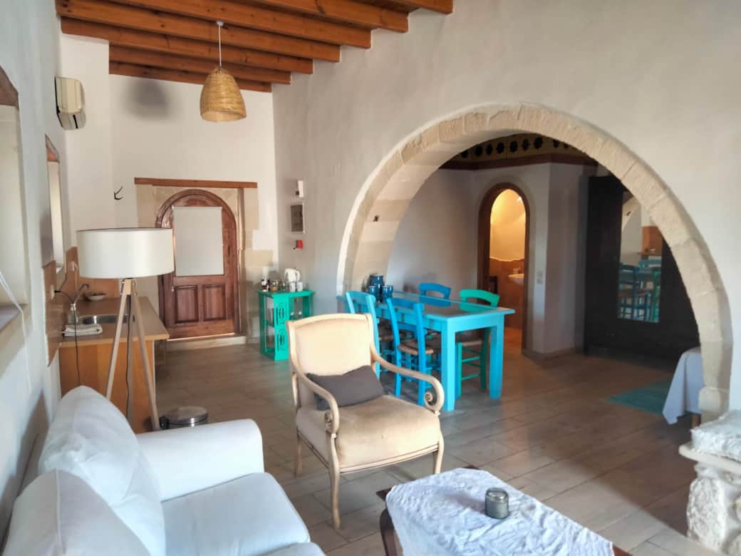 Airconditioned room with sofa and dining table