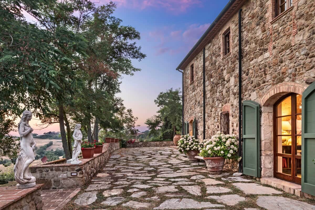 Gli esterni della villa, risalente al 600 e restaurata con attenzione per preservare le caratteristiche storiche dell'epoca, incarnano un'eleganza rustica e un fascino senza tempo.