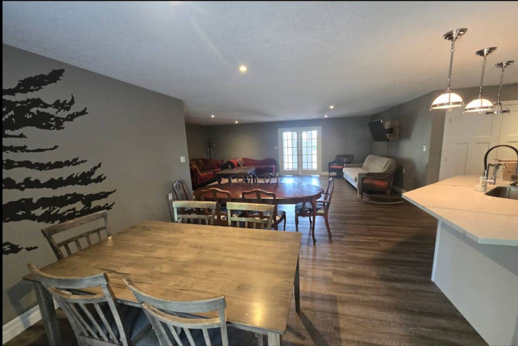 Full kitchen & dining area at BizLodge County Greenside Lakeview
