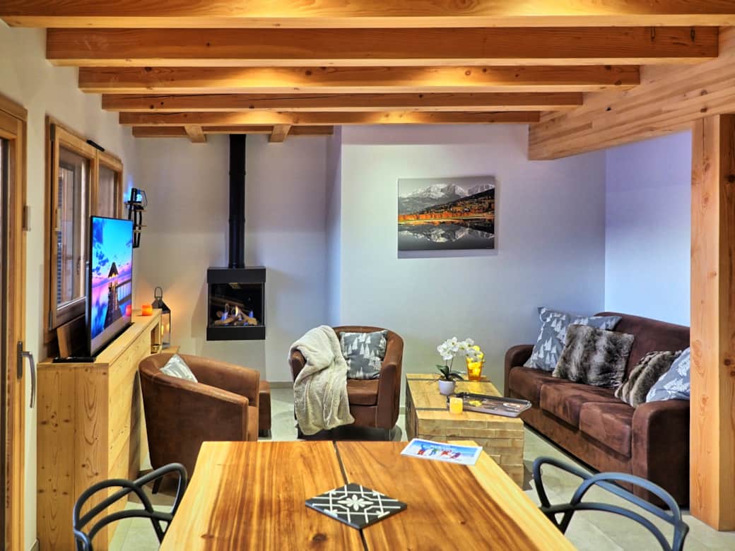 Enjoy an evening by the fireplace & smart tv