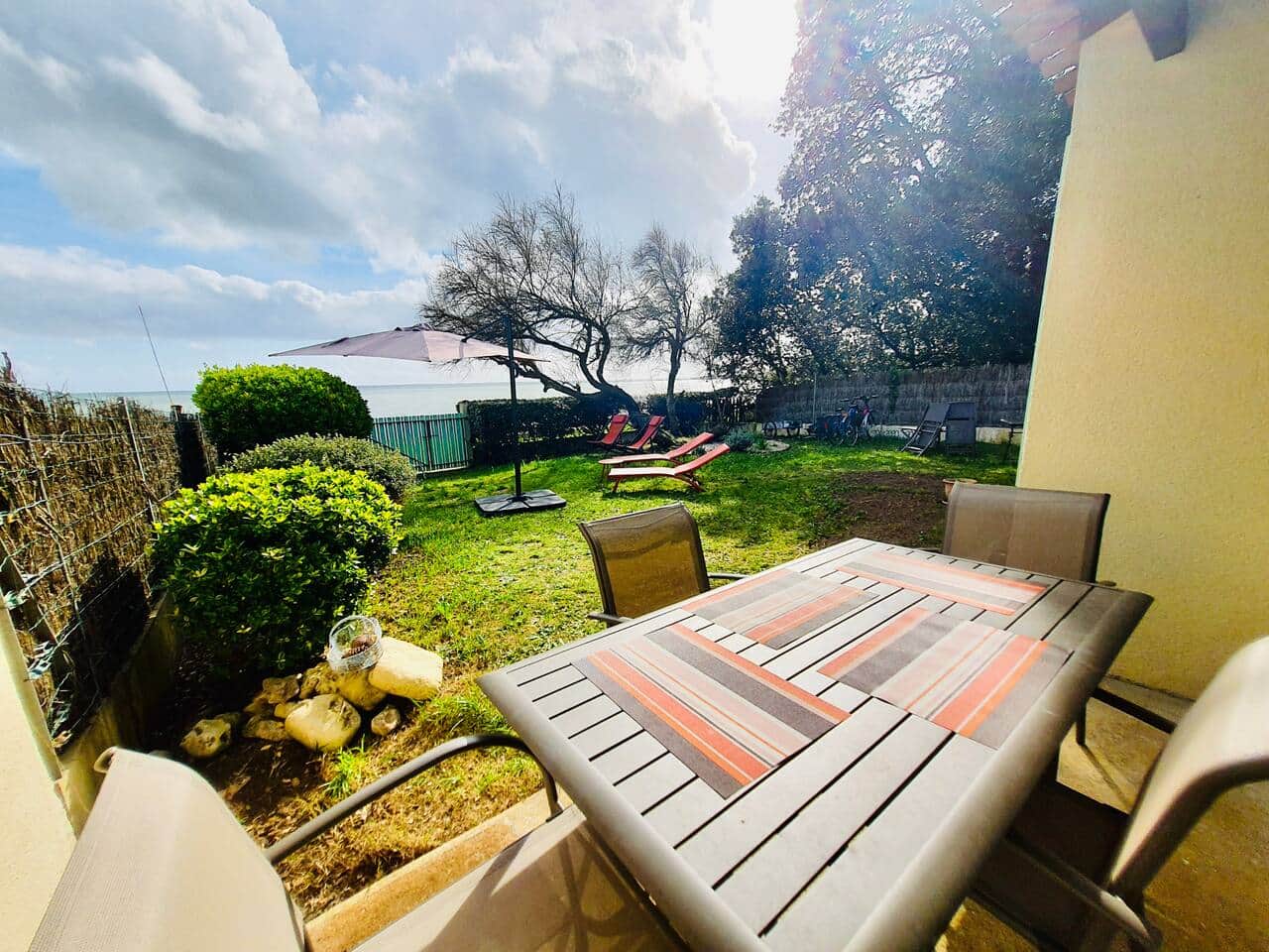 Terrasse privative avec vue imprenable sur la mer, idéale pour des repas en plein air au calme.