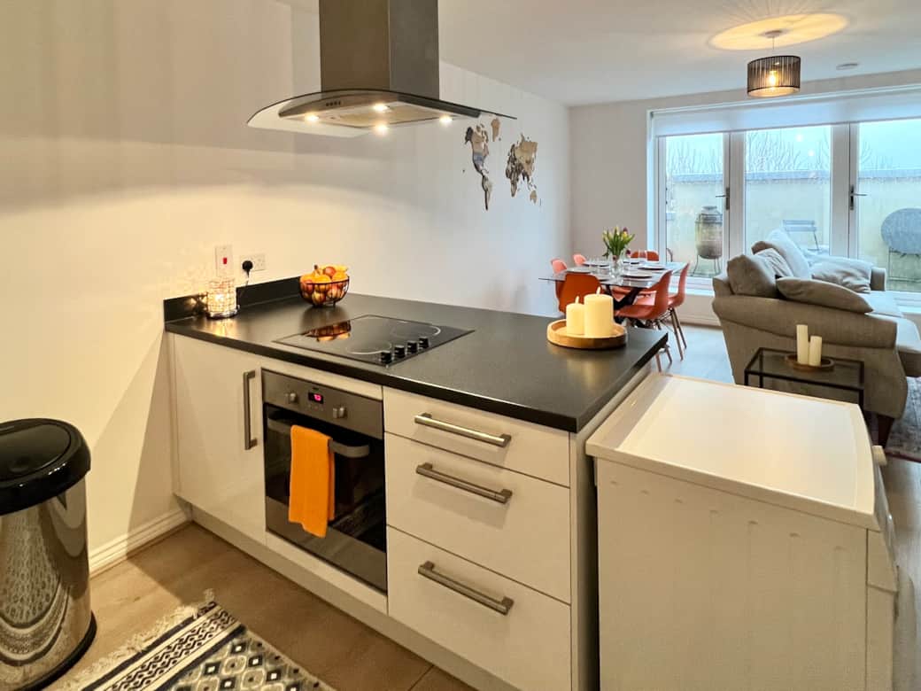 Modern Kitchen: Electric hob and oven perfect for culinary adventures!