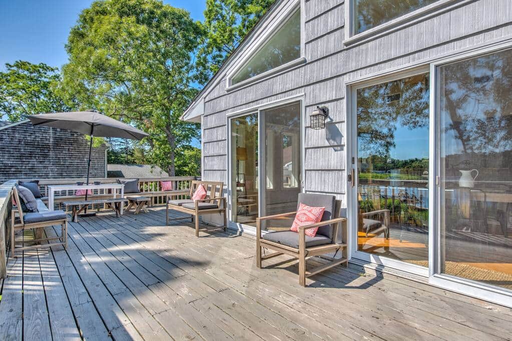 [upper level] Outdoor deck - perfect for dining and entertaining