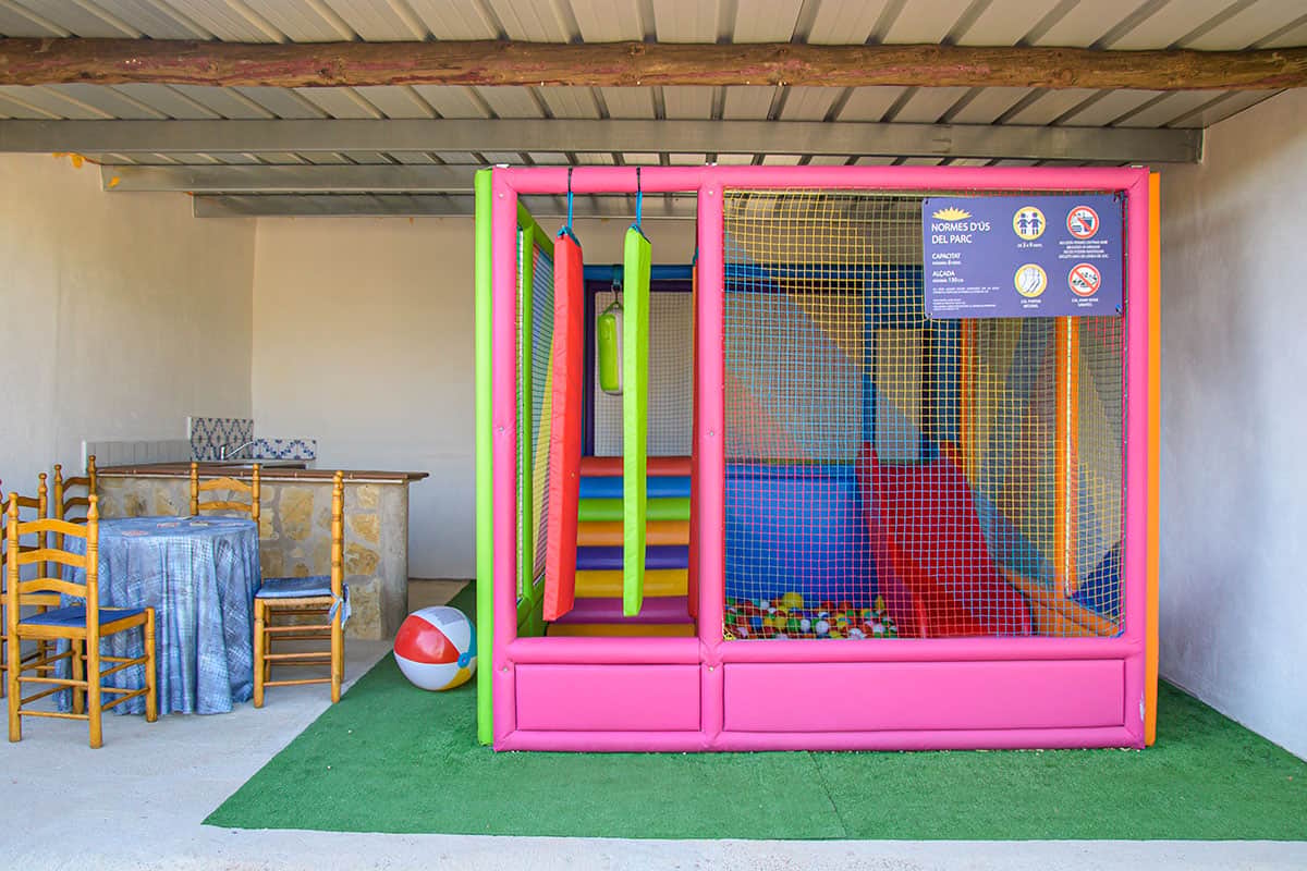 Parque infantil privado y zona de juegos para niños exterior | Masía de Cholito
