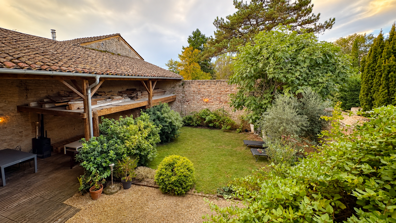 Vue sur le jardin clos du Clos de Laly depuis la cuisine à Charnay-lès-Mâcon