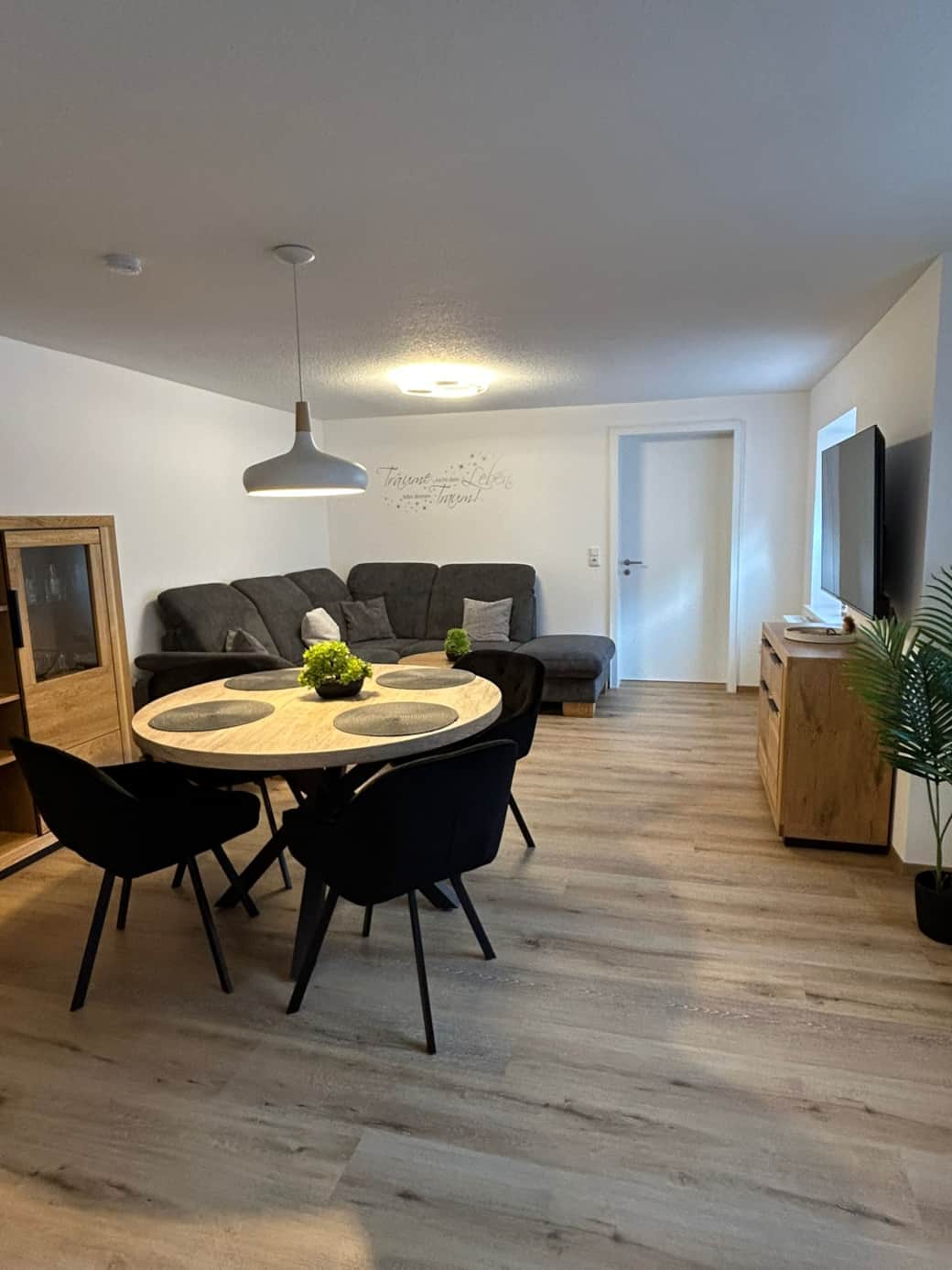 Gemütliches Wohnzimmer mit Sitz-Ecke, optional als Schlaf-Sofa nutzbar Gemütliches Wohnzimmer mit Sitz-Ecke, optional als Schlaf-Sofa nutzbar