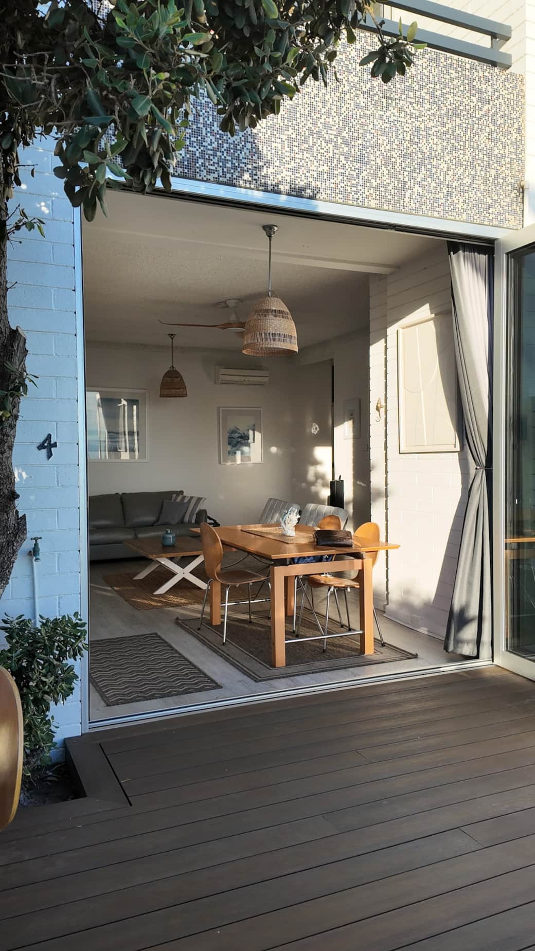 Seamless entertaining, moving from the outdoor deck area into the dining & kitchen. 