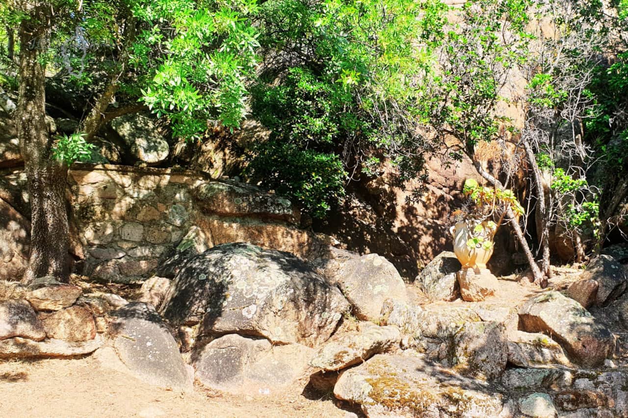 2‑minavita‑terraced‑garden‑natural‑rocks‑ruppione