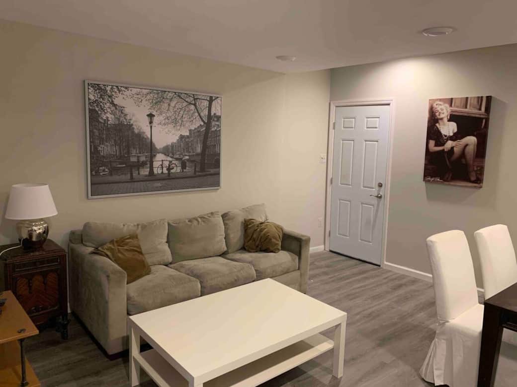 Living room and dinning room with tv amd and a pull out sofa bed. Living room and dinning room with tv amd and a pull out sofa bed.