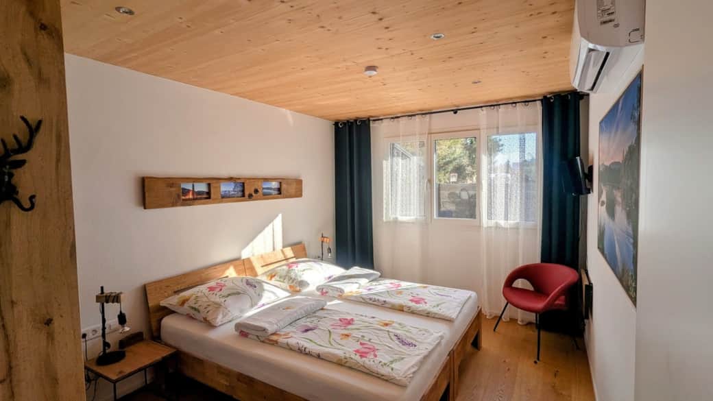 Helles Schlafzimmer mit Doppelbett, Schrank und TV  im Ferienhaus 