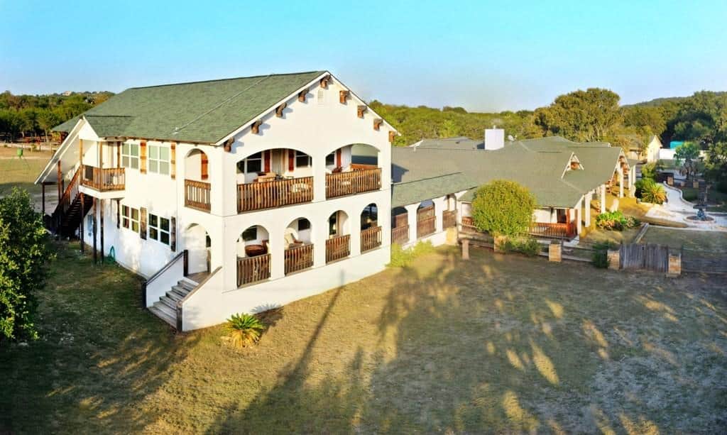 Riverview House - Upper Rental Has Private Access & Two Balconies