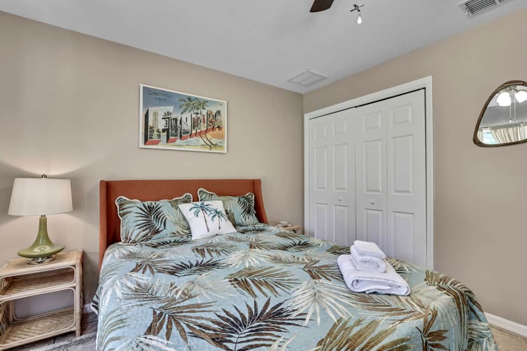 The Florida Room- Queen Bed
