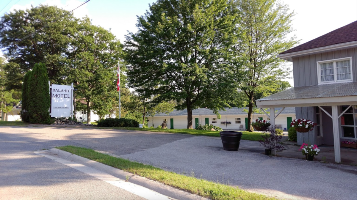 Bala-Hy Motel | Room 9 | Two Twin Beds - Motel in Muskoka Lakes