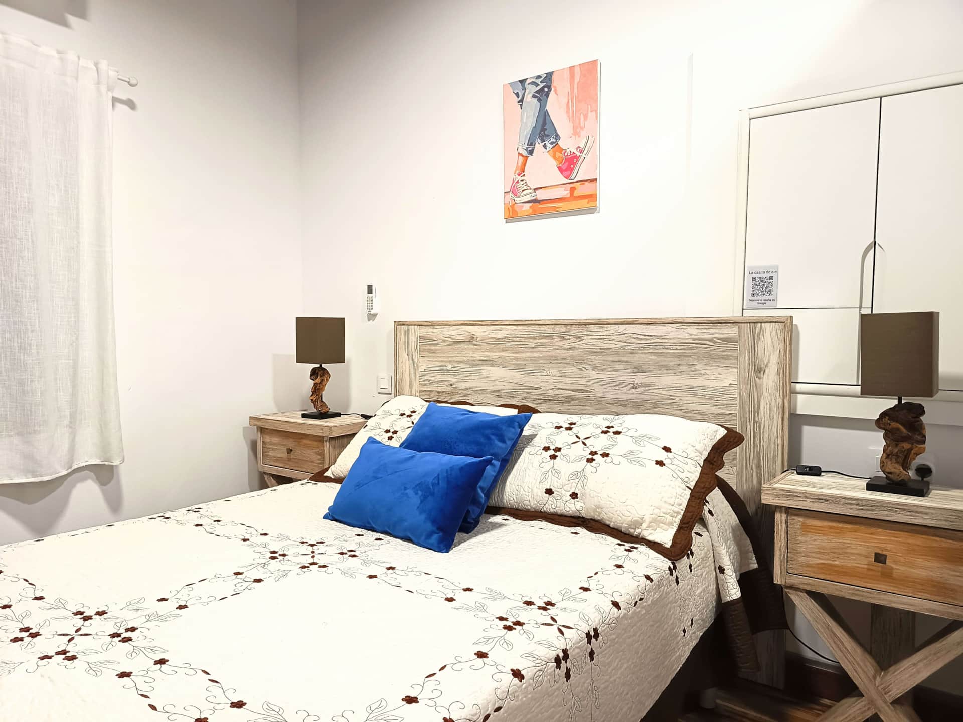 Habitación acogedora en casa rural cerca de Toledo, cama con colcha floral y detalles rústicos en La Casita de Ale