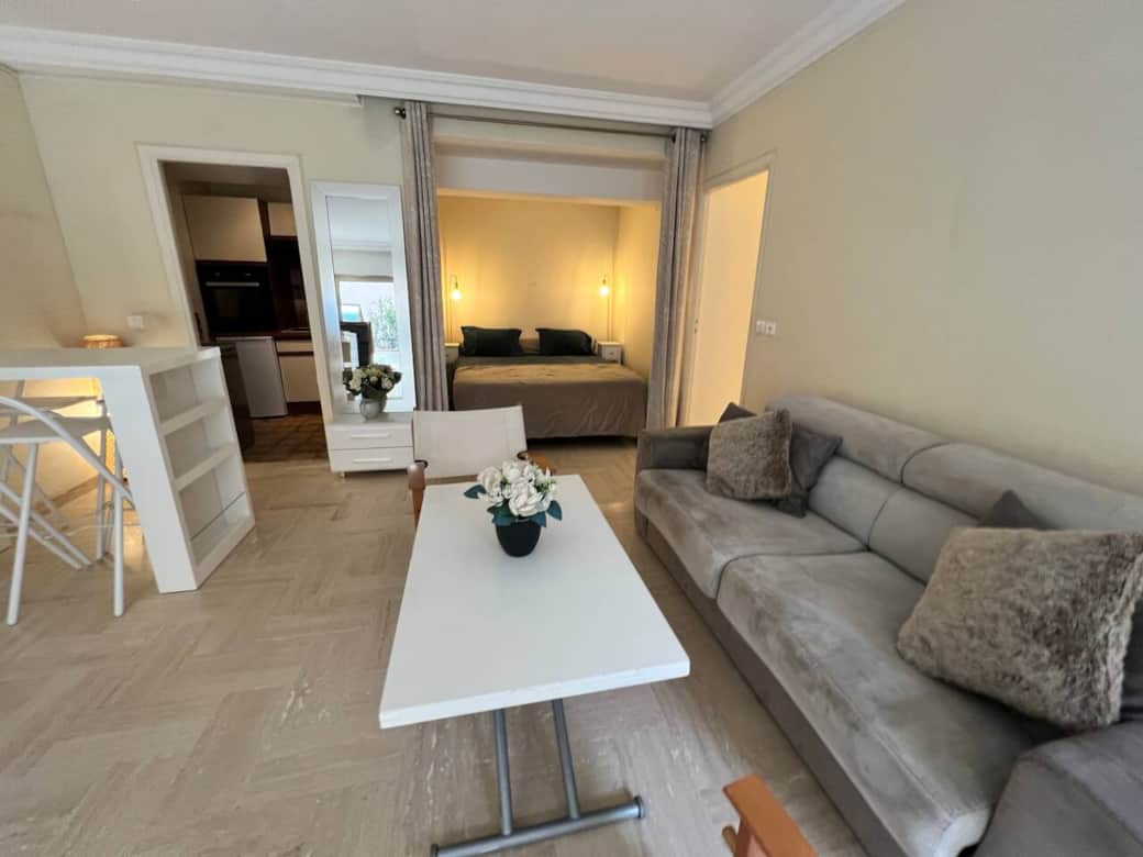 Grand salon climatisé avec canapé lit  et 2 espaces repas