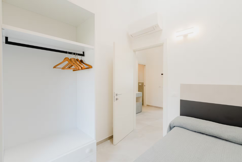 Camera da letto 2 di CasaGiallo Versilia: letto a piazza e mezzo, design moderno a Marina di Pietrasanta