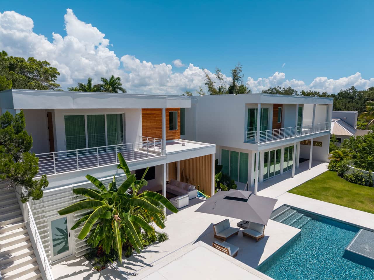 Casa tropicana exterior backyard view