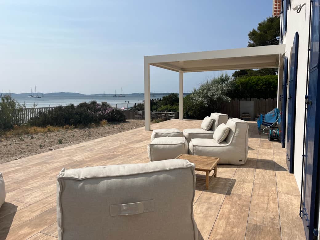 Terrasse avec meuble de jardin très confortable
